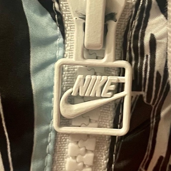 Floral Nike WindBreaker Zip-Up Jacket! - Picture 3 of 7